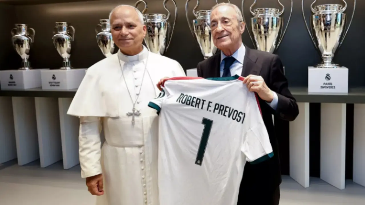 Florentino Pérez Beri Jersey Real Madrid kepada Paus Leo XIV di Bernabéu